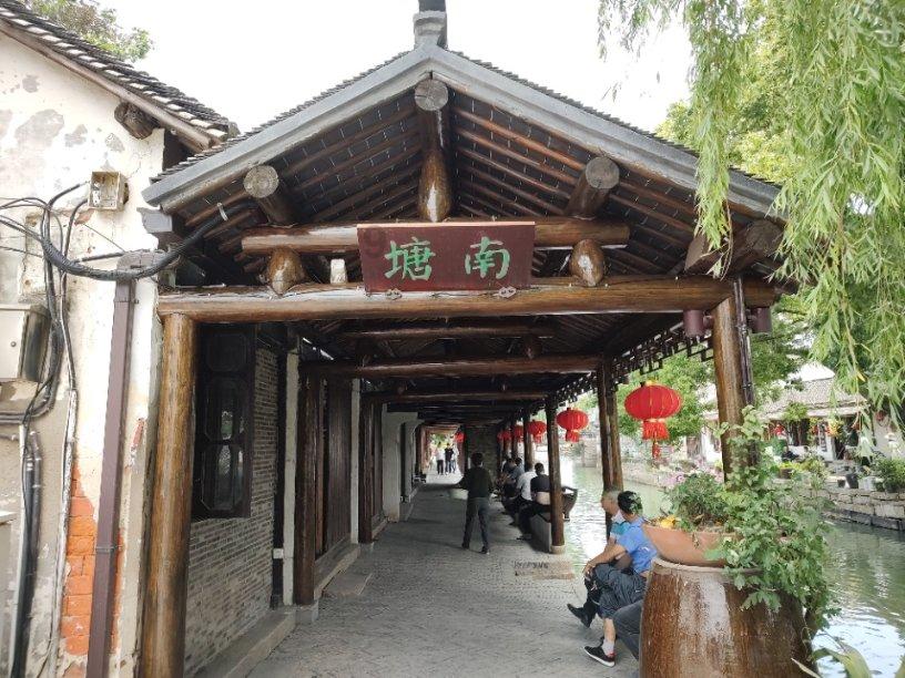 员工在下班回家途中骑车摔伤在医保范围内吗？